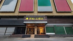 Un edificio con un cartello che riporta la scritta "Lep Co - Cloud Hotel".