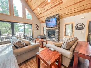 Smart TV, chimenea y futbolito 