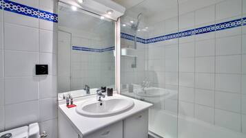 Sèche-cheveux, serviettes fournies