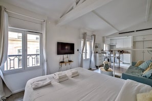 Iron/ironing board, WiFi, bed sheets