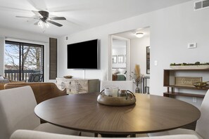 公寓客房, 多張床, 熱水浴缸, 高球場景觀 | 2 間臥室、獨特裝潢、布置獨特、免費無線上網