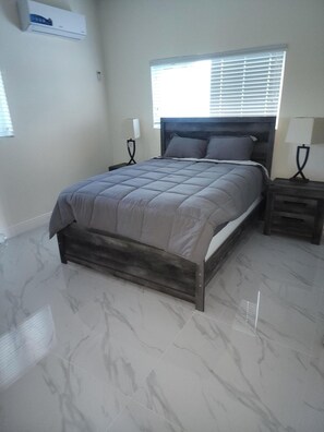 2 bedrooms, individually furnished, laptop workspace, iron/ironing board - Ellies Place  (Freeport)