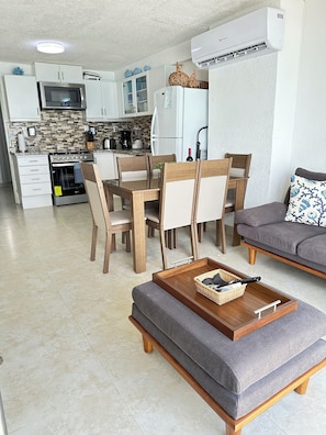 Smart TV, books - Oceanfront 2BR Villa for 6 - 3 Bathrooms - Walk to La Isla & Beach (Cancún)