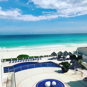 Na praia, toalhas de praia