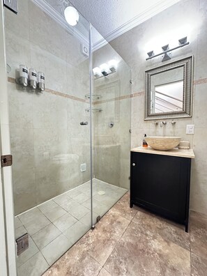 Shower, hair dryer, towels, soap - Oceanfront 2BR Villa for 6 -  3 Bathrooms - Walk to La Isla & Beach (Cancún)