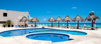 Oceanfront 2BR Villa for 6 -  3 Bathrooms - Walk to La Isla & Beach