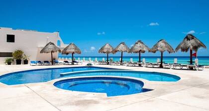 Oceanfront 2BR Villa for 6 - 3 Bathrooms - Walk to La Isla & Beach