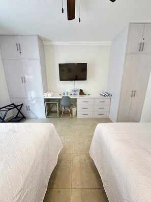 2 quartos, cofres nos quartos, escrivaninha