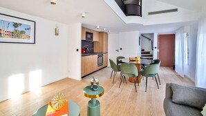 Eine moderne Wohnung mit Küche, Essbereich und Wohnzimmer.