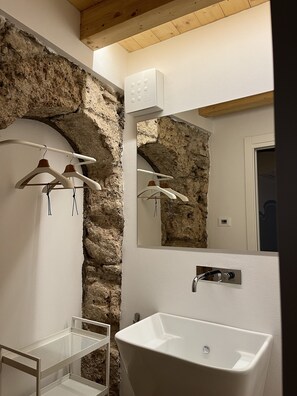 Doccia, asciugacapelli, bidet, asciugamani
