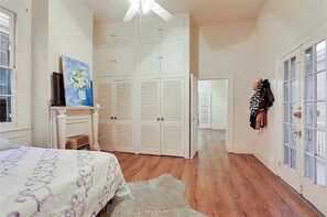 2 quartos, escrivaninha, Wi-Fi de cortesia, roupa de cama