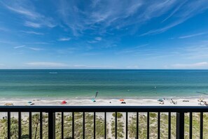 Plage, chaises longues, serviettes de plage