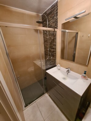 免費梳洗用品、風筒、提供毛巾、番梘