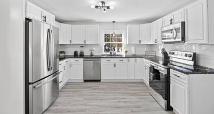 Stylish & Luxurious 3 BDR Home with Play Station