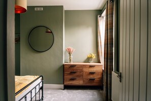2 habitaciones, tabla de planchar con plancha, cuna de viaje y wifi