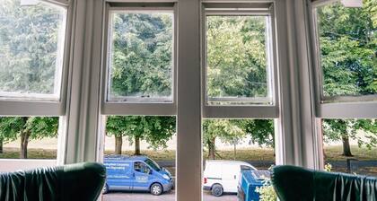 Tranquility Parkside luxury 2 bed garden apartment