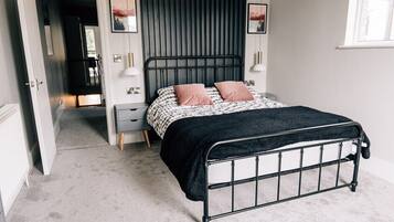 2 bedrooms, travel cot, WiFi, bed sheets