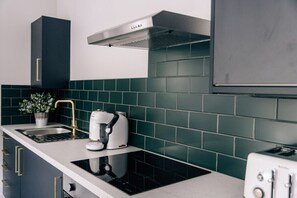 Frigorifero, microonde, forno, piano cottura