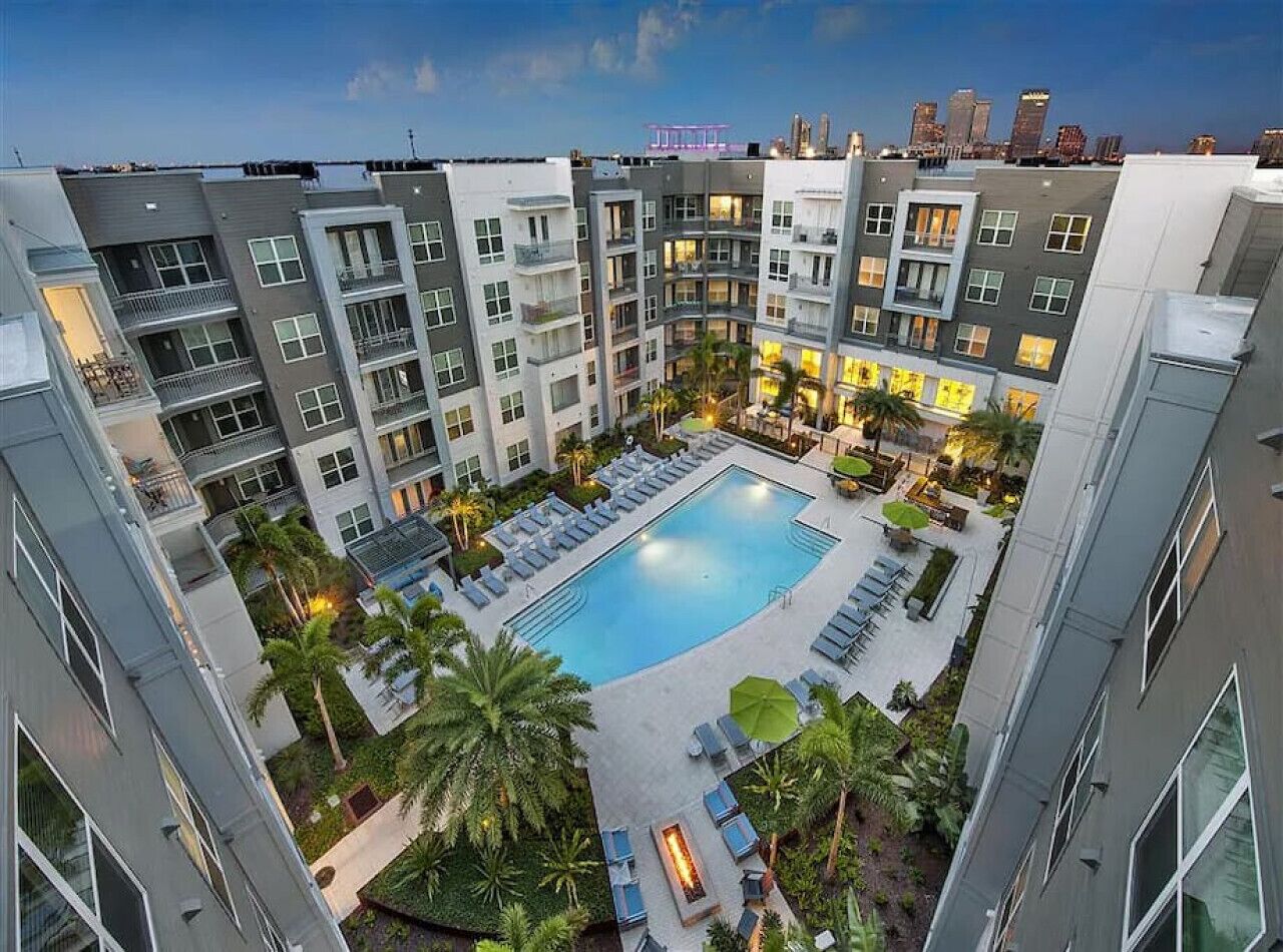 Bleecker room 410 · Luxury king suite! Pool | gym | FREE parking | C
