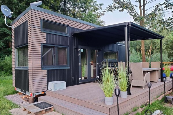 Exterior - Cozy Tiny House with large terrace directly on the lake. Barbecue and kayaks included (Salzhemmendorf)