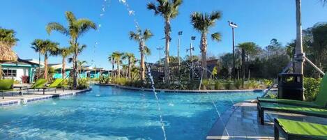 Una piscina al aire libre, una piscina climatizada