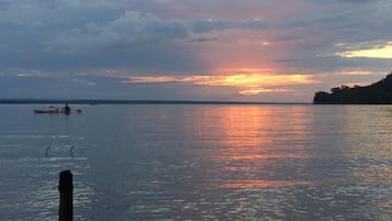 Playa en los alrededores y playa de arena blanca