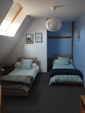 4 soverom, skrivebord, strykejern/-brett og reiseseng for barn