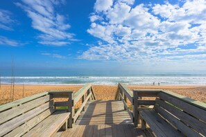 Plage, chaises longues, serviettes de plage
