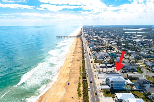 En la playa, camastros y toallas de playa