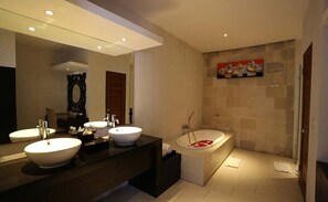 Baignoire à jets, sèche-cheveux, bidet, serviettes fournies
