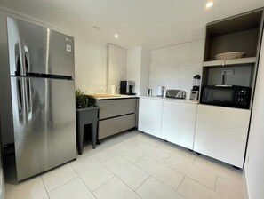 Réfrigérateur, micro-ondes, plaque de cuisson, lave-vaisselle