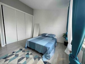 3 chambres, fer et planche à repasser, Wi-Fi, draps fournis