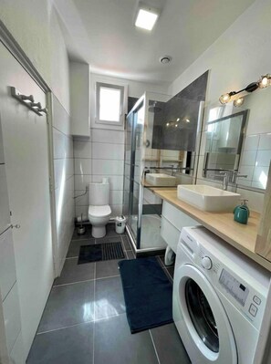 Douche, sèche-cheveux, serviettes fournies, papier toilette