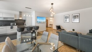Apartamento Deluxe, 3 habitaciones | Zona de estar