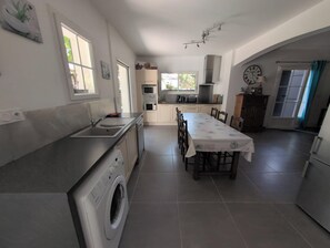 Kühlschrank, Mikrowelle, Ofen, Geschirrspüler