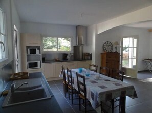 Kjøleskap, mikrobølgeovn, ovn og oppvaskmaskin