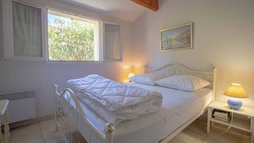 2 bedrooms, iron/ironing board, WiFi