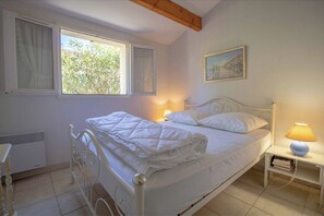 2 bedrooms, iron/ironing board, WiFi