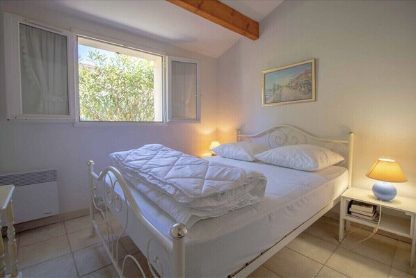 2 bedrooms, iron/ironing board, WiFi