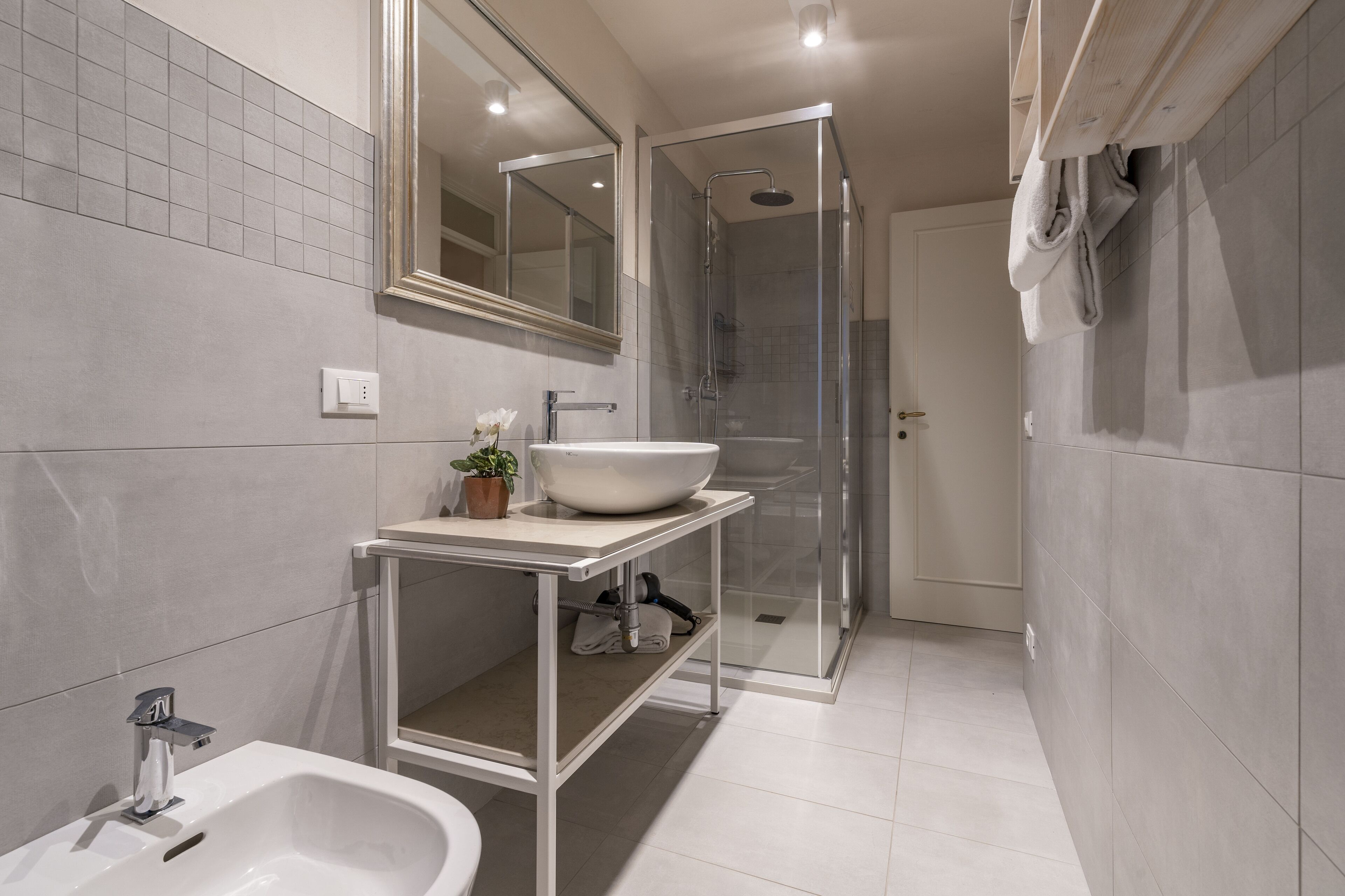 Een douche, een haardroger, een bidet, handdoeken