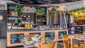 Petit déjeuner buffet servi tous les jours en supplément