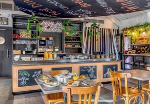 Desayuno buffet todos los días (con cargo) 