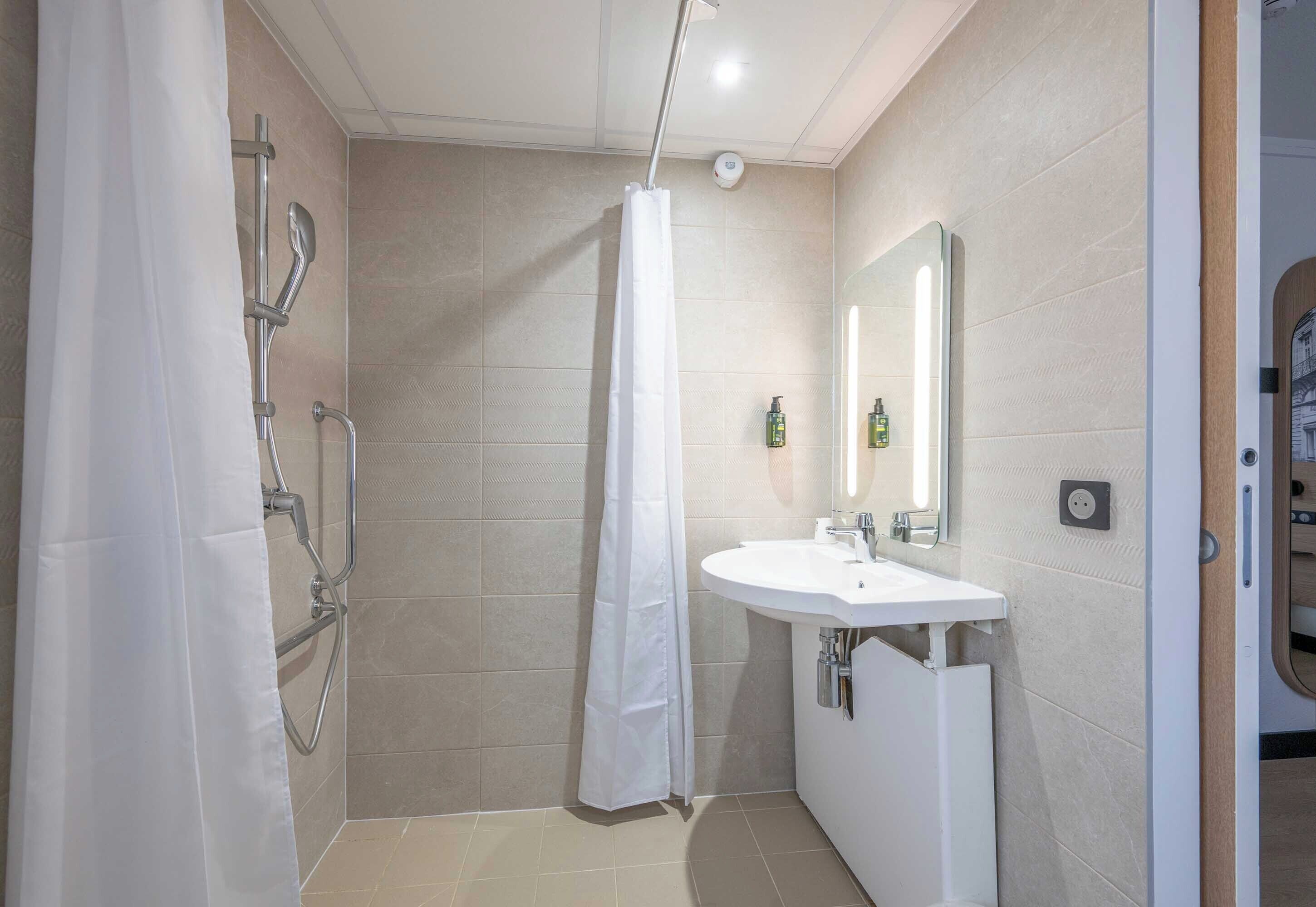 Standard Double Room, Mobility Accessible, Non Smoking | Bathroom