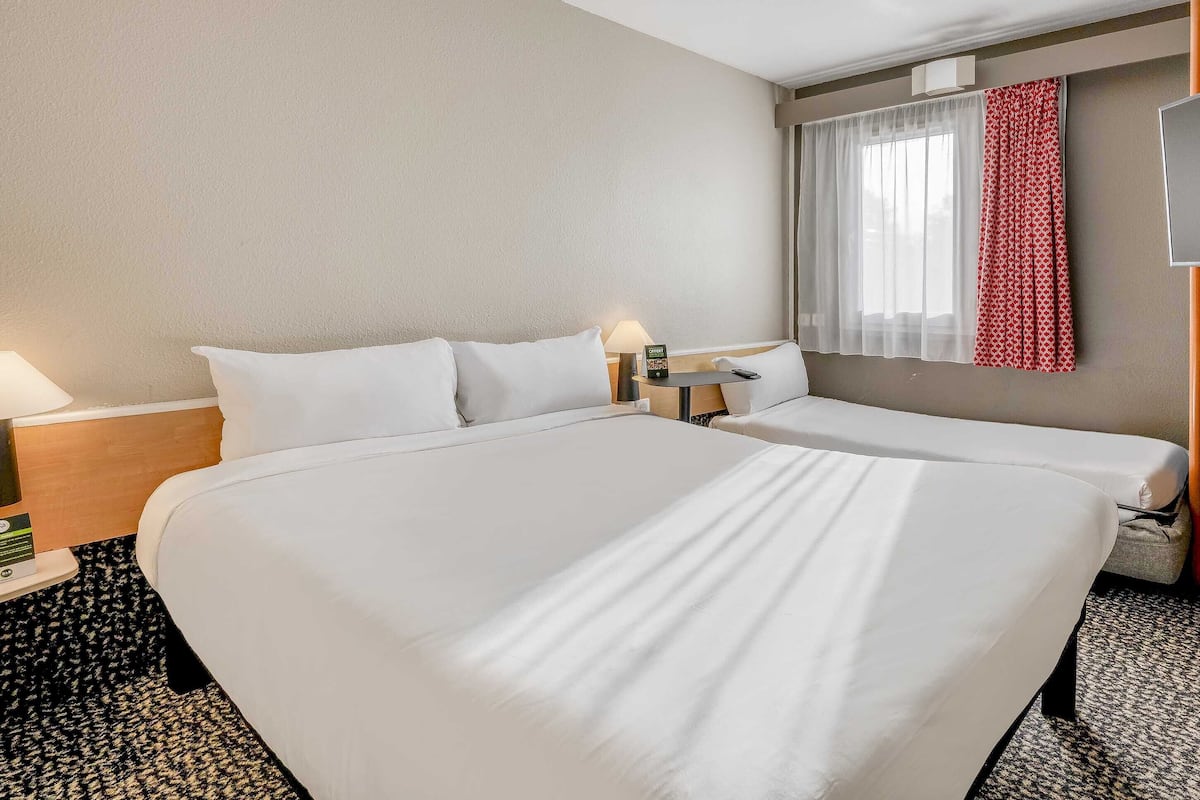 standard triple room, non smoking | 1 bedroom, desk, blackout curtains, soundproofing