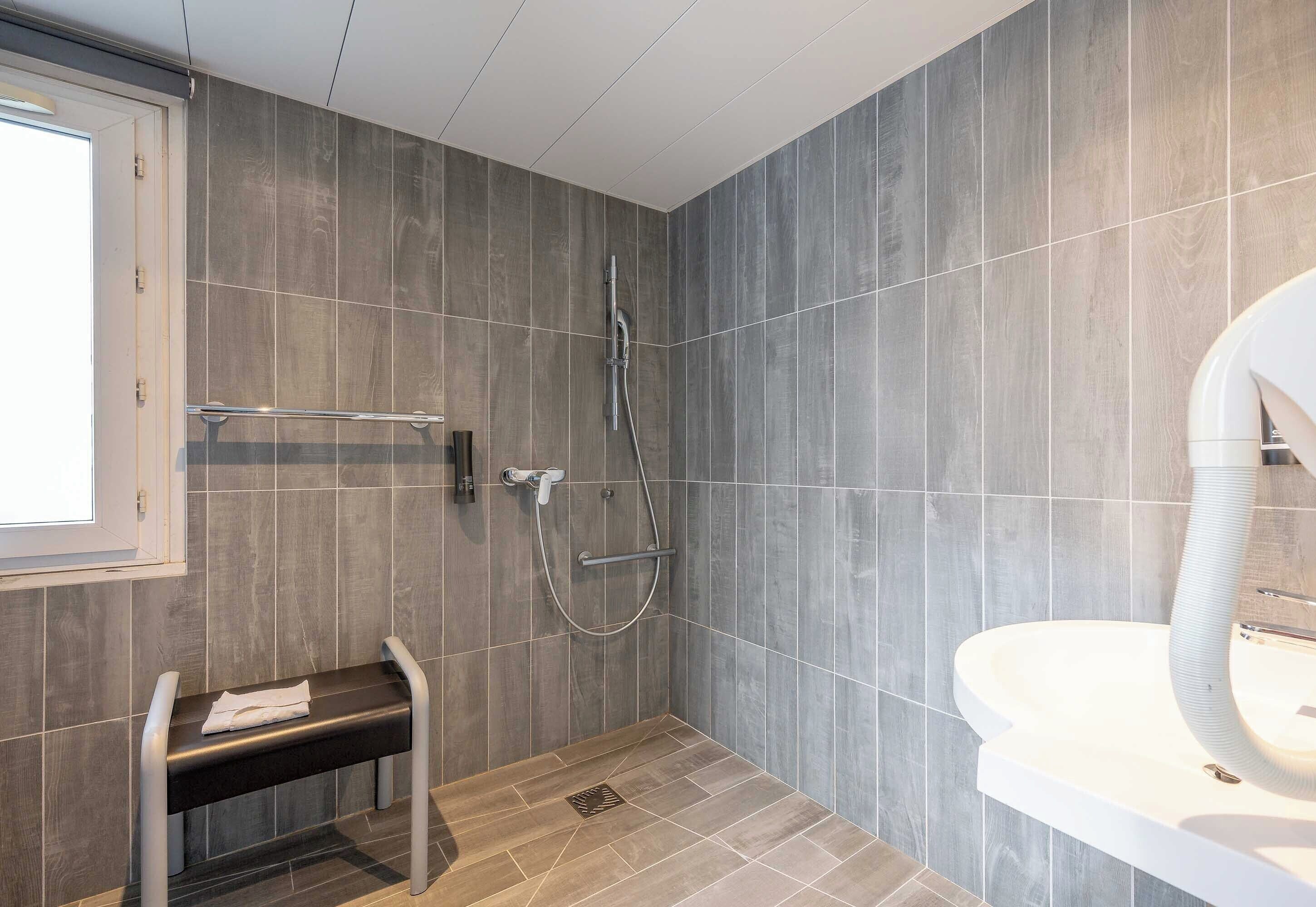 standard double room, mobility accessible, non smoking | bathroom | shower, towels, soap, toilet paper