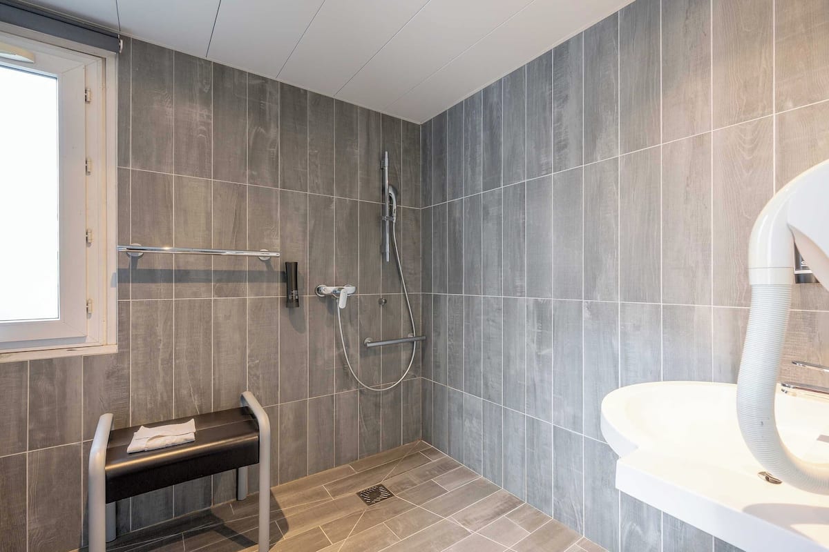 standard double room, mobility accessible, non smoking | bathroom | shower, towels, soap, toilet paper