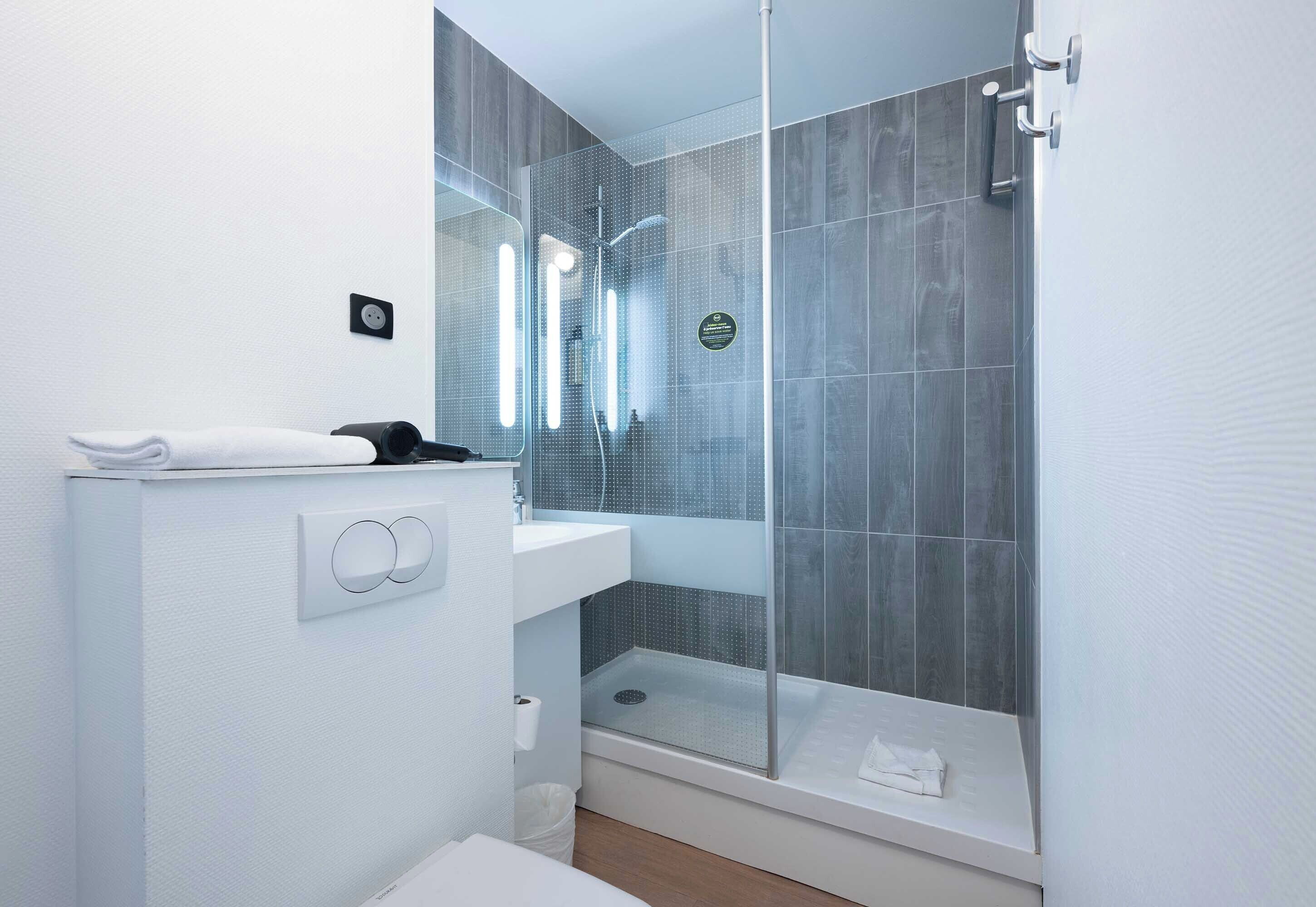 Douche, serviettes fournies, savon, papier toilette