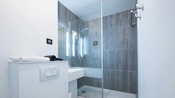Dusche, HandtĂŒcher, Seife, Toilettenpapier