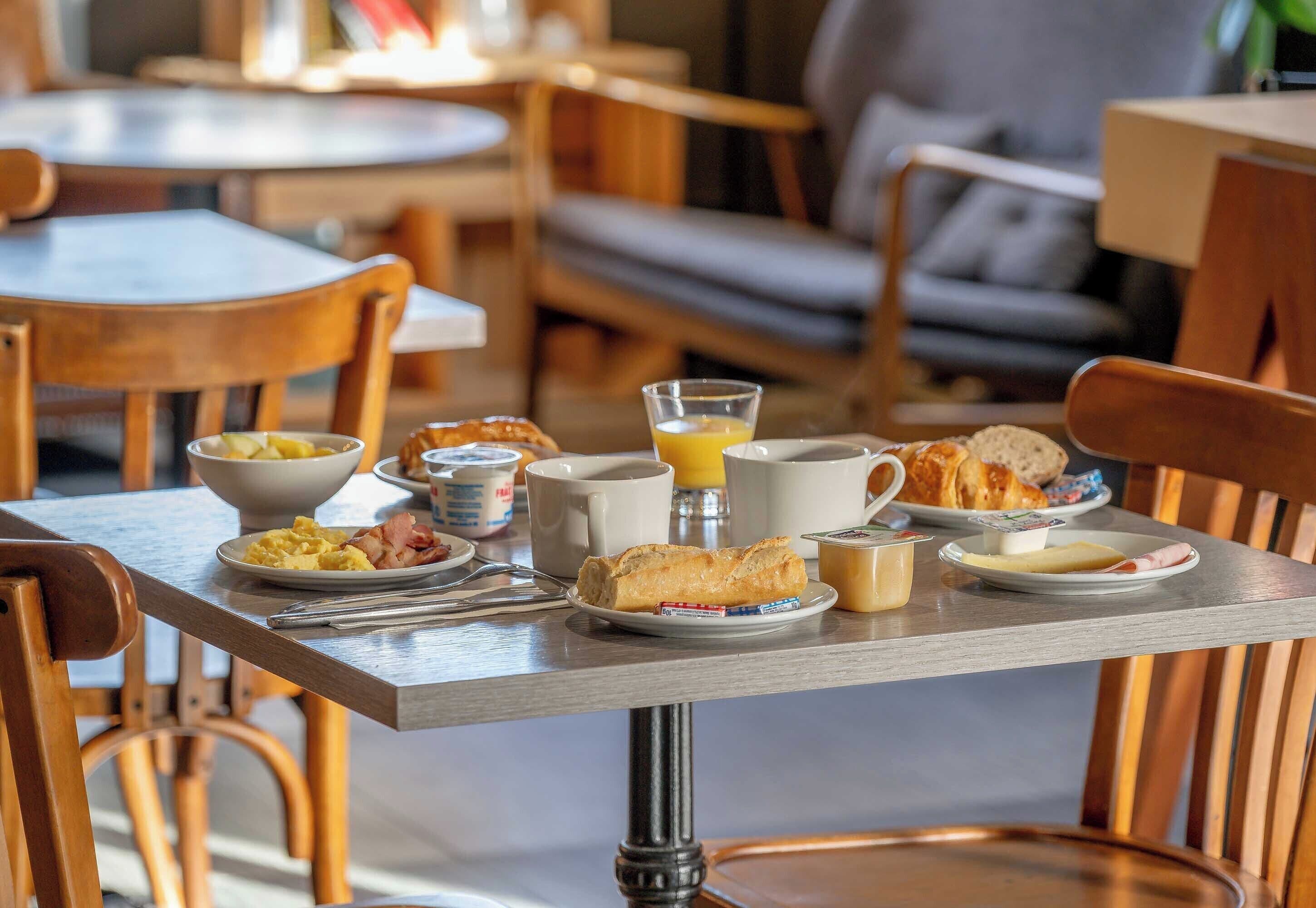 daily buffet breakfast for a fee