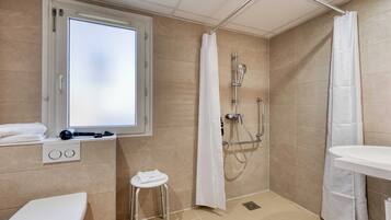 Standaard tweepersoonskamer, toegankelijk voor rolstoelgebruikers, niet-roken | Badkamer | Een douche, handdoeken, zeep, toiletpapier